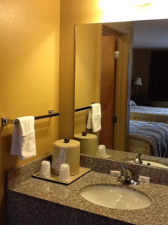 Caronoda Motel Central City Room photo